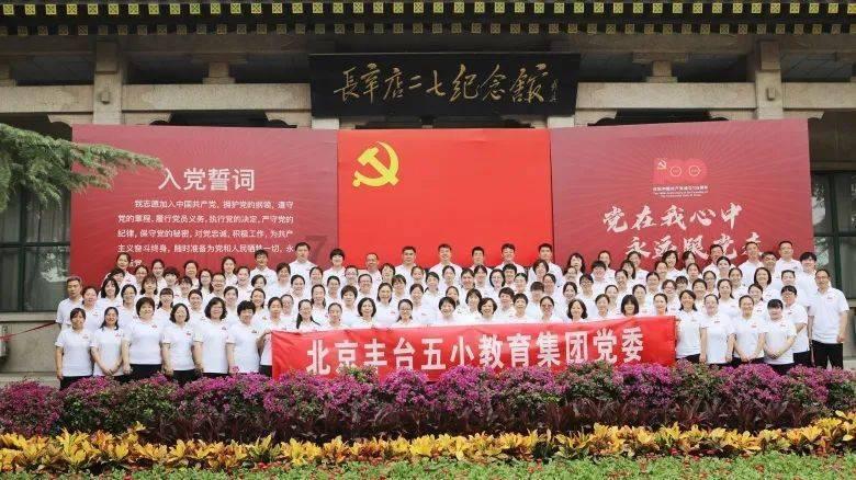 苏菲亚和安伯的休闲装