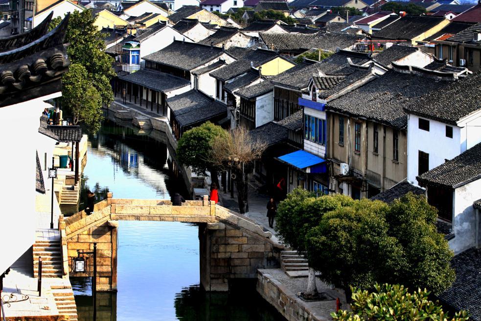 飞跃沙丘的小球